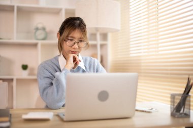 Düşünmek, yeni fikirler düşünmek, başarı aramak, iş için strateji kurmak, yeni fikirler aramak.?