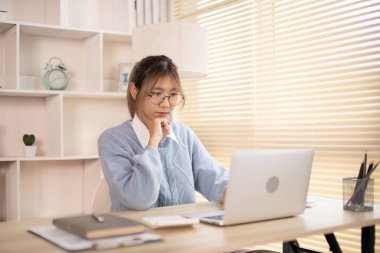 Düşünmek, yeni fikirler düşünmek, başarı aramak, iş için strateji kurmak, yeni fikirler aramak.?