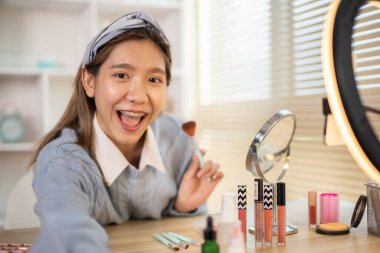 Selfie Videosu, cep telefonuyla selamlaşmalar makyaj öğreten kadın, güzellik blogcusu, video kaydı..