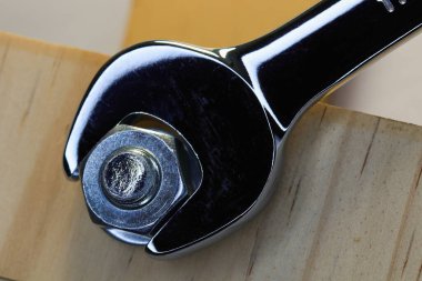 Anahtar, tahtaya vida takmak için büyüyü sıkılaştırıyor.