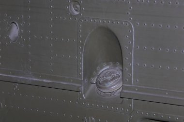 Yakıt kapaklı çivili askeri helikopter gövdesi.