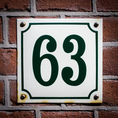 63 numaralı ev mayalı bir tabakta.