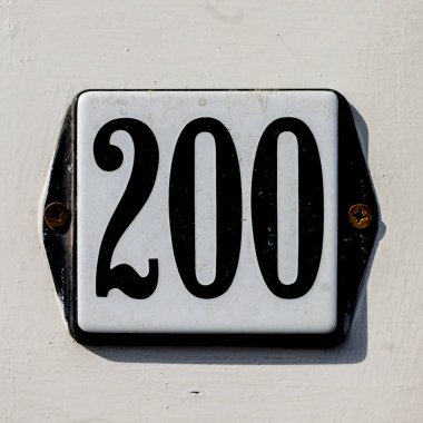 200 numaralı ev, iki vidayla döşenmiş bir plakanın üzerinde.