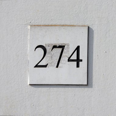 Formika 'ya oyulmuş 274 numaralı ev.