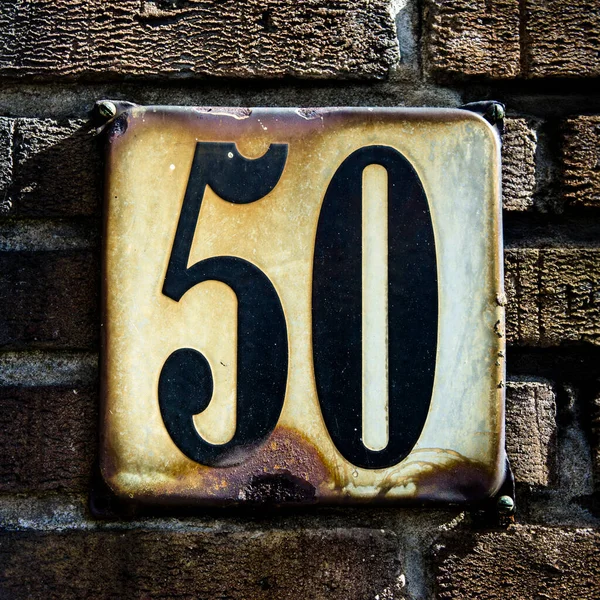 Casa Número Cincuenta Una Placa Esmaltada Oxidada —  Fotos de Stock