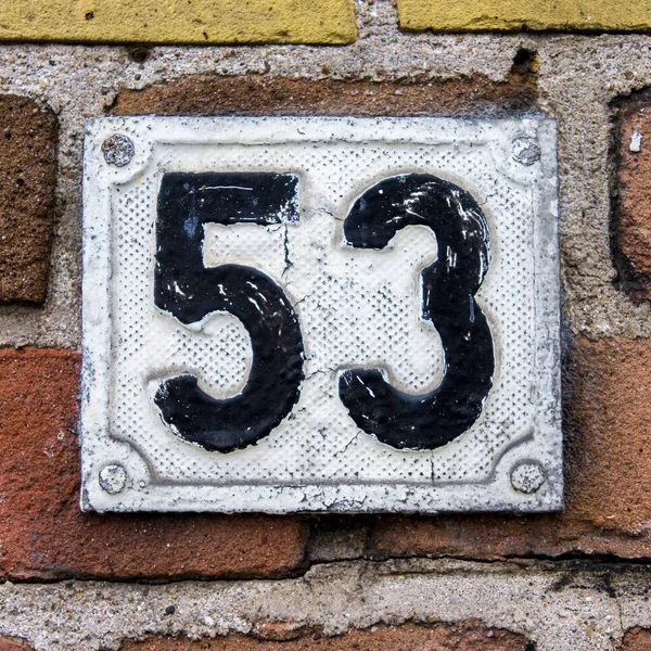 鋳造金属製の家番号53 塗装白と黒 — ストック写真