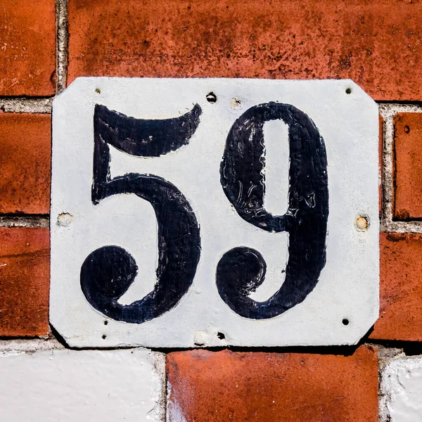 金属板上手工粉刷的59号房子 — 图库照片