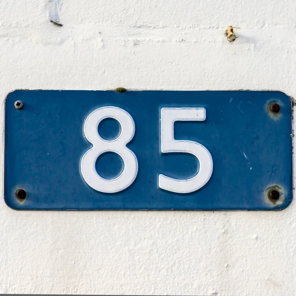 青い金属板のエンボス加工の家の番号85 — ストック写真