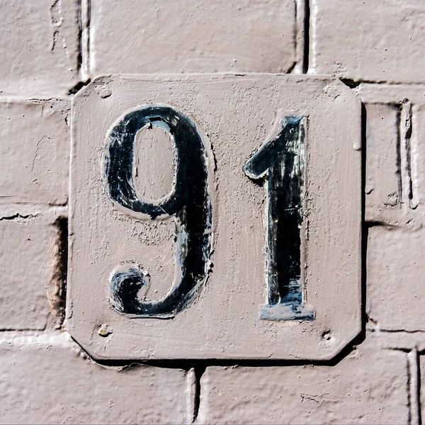 Maison Numéro Quatre Vingt Onze Sur Métal Tard Maladroit Peint — Photo