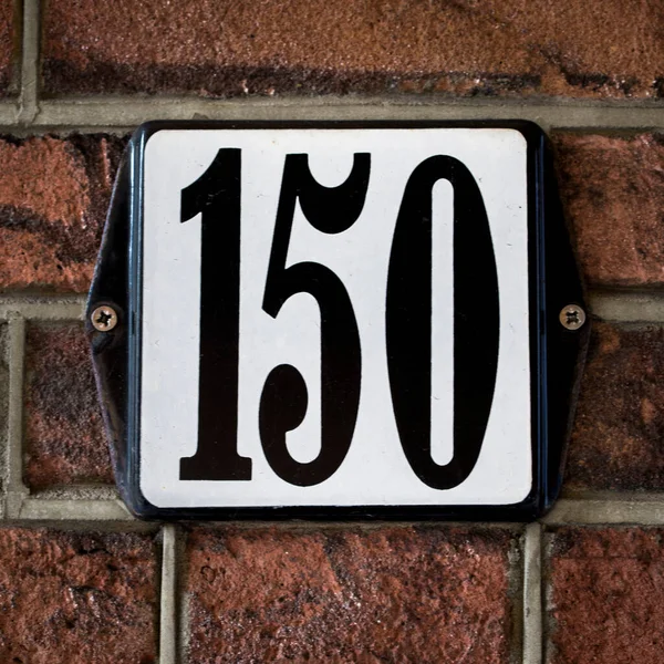 Σμάλτο Σπίτι Αριθμός Εκατόν Πενήντα Μαύρα Γράμματα Λευκό Φόντο — Φωτογραφία Αρχείου