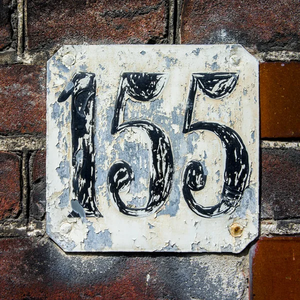 Maison Très Altérée Numéro Cent Cinquante Cinq Sur Mur Briques — Photo