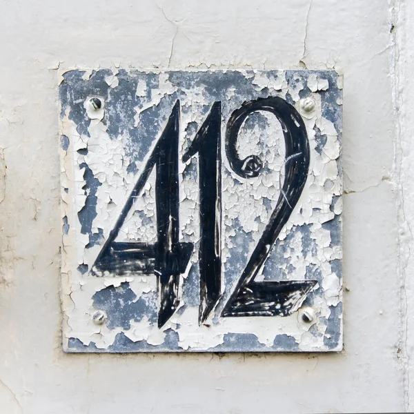 Heavily Weathered House Number 412 Barley Readable — Stock Photo, Image