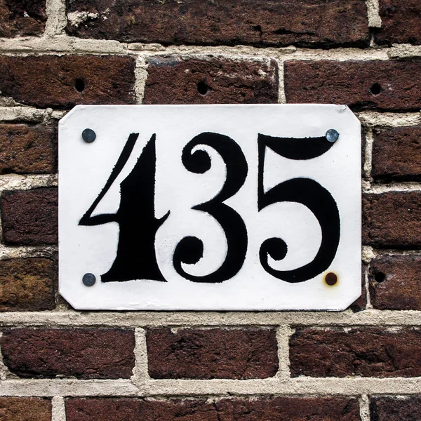 Dom Numer Czterysta Czterdzieści Pięć Ceglanej Ścianie — Zdjęcie stockowe