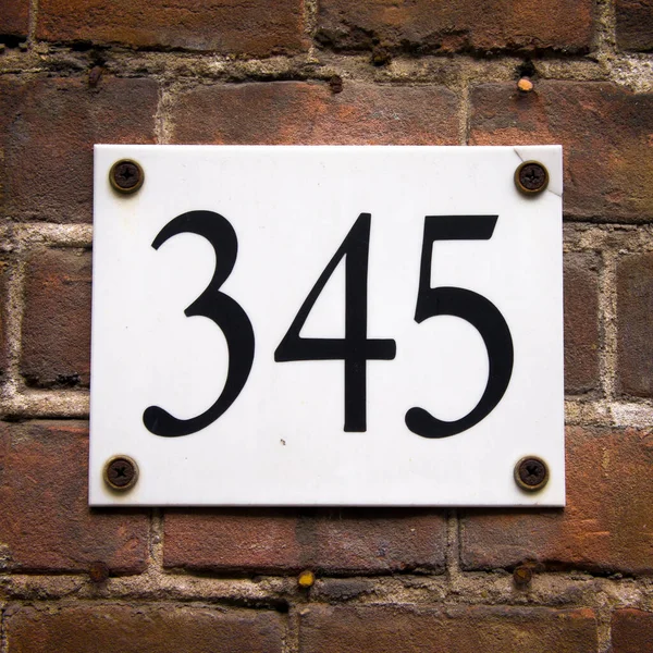 Hausnummer 345 Einer Ziegelwand Befestigt — Stockfoto