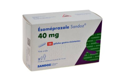 Bir kutu Esomeprazole Sandoz beyaz arka plana yakın