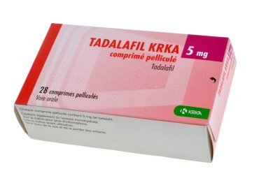 Tadalafil KRKA kutusu beyaz arkaplanı kapat 