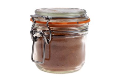 Bir kavanoz hindistan cevizi tozu beyaz arka plan beyazına yakın