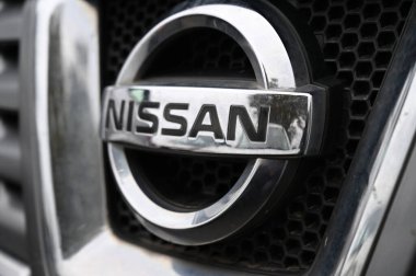 Nissan araba logosu. Yaklaş. 