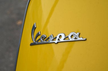 Vespa scooter logosu kapat 