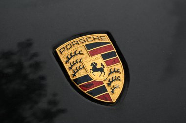 Porsche araba logosu. Yakın plan.