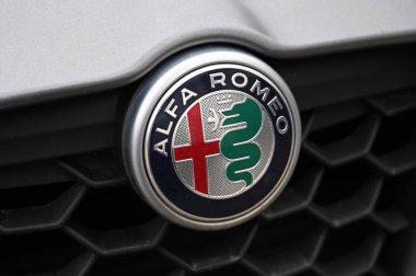 Alfa Romeo araba logosu. Yaklaş.