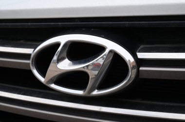 Hyundai araba logosu. Yaklaş.