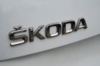 Skoda araba logosu. Yaklaş.