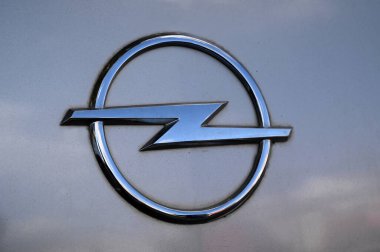Opel araba logosu.