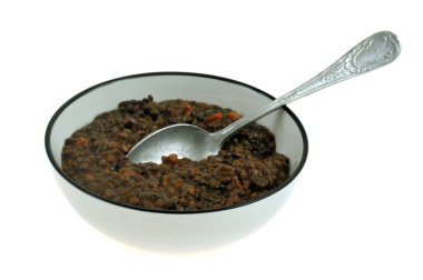 Beyaz arka planda kaşıkla pişirilmiş mercimek tabağı 