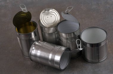 Boş teneke kutular gri arkaplanı kapatır