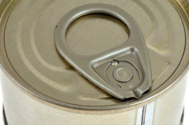 Bir teneke kutu kapağı.
