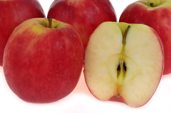 Schneiden Sie Apfel Mit Ganzen Äpfeln Auf Weißem Hintergrund — Stockfoto
