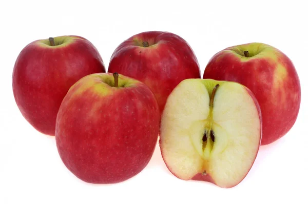 Schneiden Sie Apfel Mit Ganzen Äpfeln Auf Weißem Hintergrund — Stockfoto