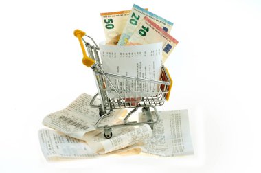 Avro banknotlarıyla dolu nakit makbuzlar bir süpermarket tramvayında beyaz arka planda yakın plan çekimleri