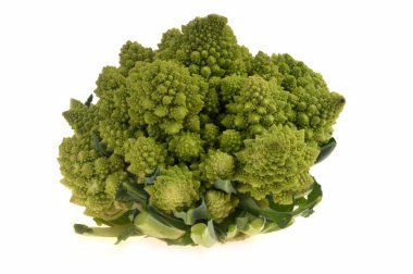 Çiğ Romanesco lahanası beyaz arka planda kapanıyor