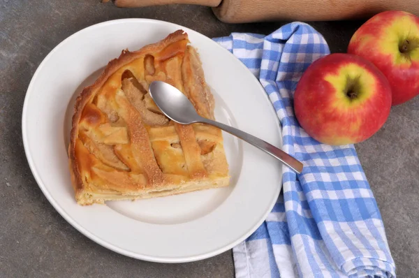 Apfelkuchen Serviert Auf Einem Teller Mit Einem Löffel Von Oben — Stockfoto