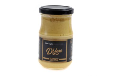 Beyaz arka planda bir kavanoz Hacendado markası Dijon hardalı