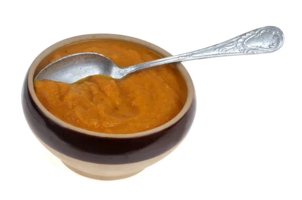 一碗胡萝卜汤 汤匙在白底上特写 — 图库照片