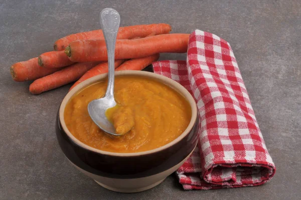 Чаша Морковного Супа Ложкой Крупным Планом — стоковое фото