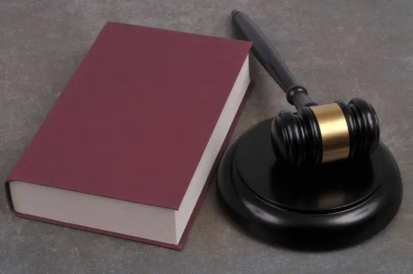 Βιβλίο Δικαστή Gavel Απομονωμένο Γκρι Φόντο — Φωτογραφία Αρχείου