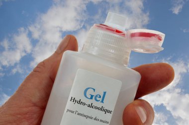 Bir şişe hidroterapi jeli gökyüzü arka planına yakın planda.