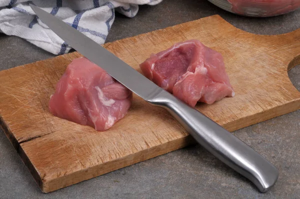 Kawałki Surowego Cielęciny Pokrojone Desce Krojenia Nożem — Zdjęcie stockowe