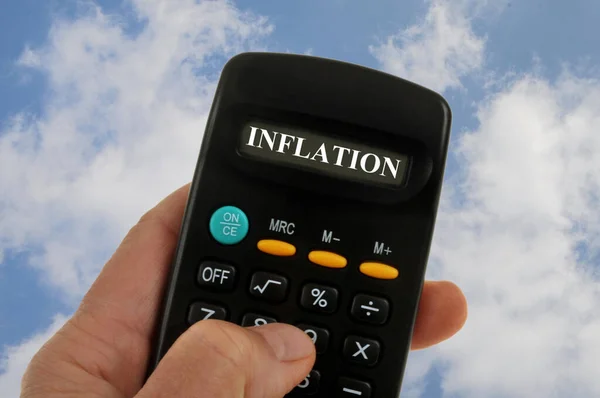 Inflation Koncept Med Miniräknare Handen Närbild Bakgrunden Himlen Med Moln — Stockfoto