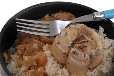 Pirinç ve şekerli soğanlı dana eti yakın plan bir tabakta servis edilir.