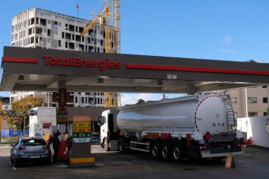 Britanya 'nın Vannes kentindeki TotalEnergy benzin istasyonuna yakıt ikmali yapan bir tank kamyonu.