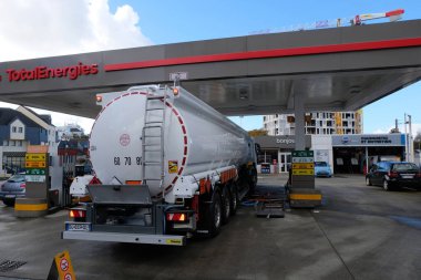 Britanya 'nın Vannes kentindeki TotalEnergy benzin istasyonuna yakıt ikmali yapan bir tank kamyonu.