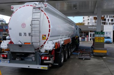 Britanya 'nın Vannes kentindeki TotalEnergy benzin istasyonuna yakıt ikmali yapan bir tank kamyonu. 