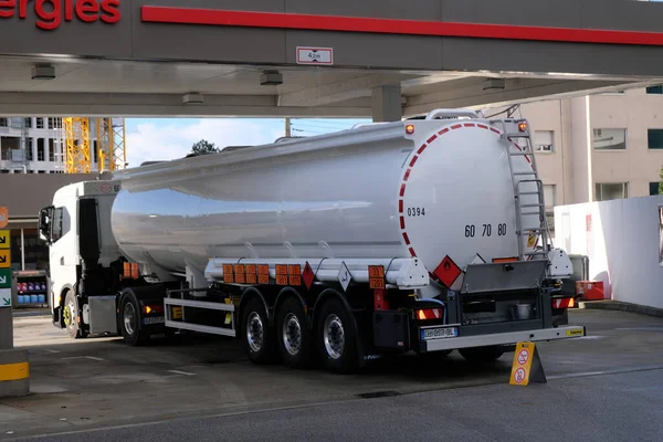 Camión Cisterna Repostando Una Estación Servicio Totalenergies Ciudad Vannes Bretaña —  Fotos de Stock
