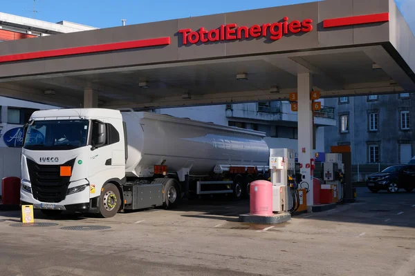 Δεξαμενή Φορτηγών Ανεφοδιασμού Σταθμό Εξυπηρέτησης Totalenergies Στην Πόλη Vannes Της — Φωτογραφία Αρχείου