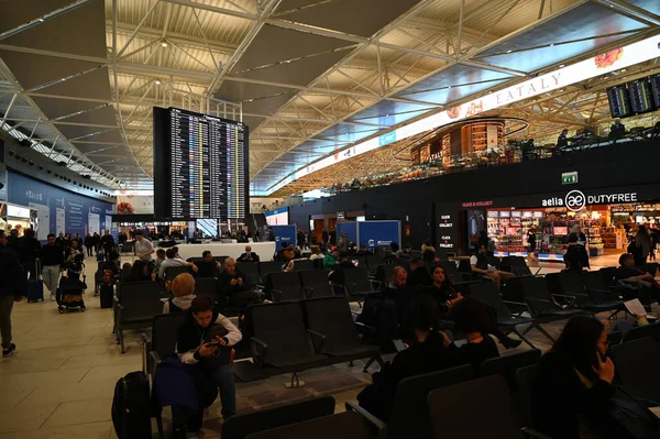 Vista Interior Aeroporto Roma Com Uma Sala Espera Uma Placa — Fotografia de Stock